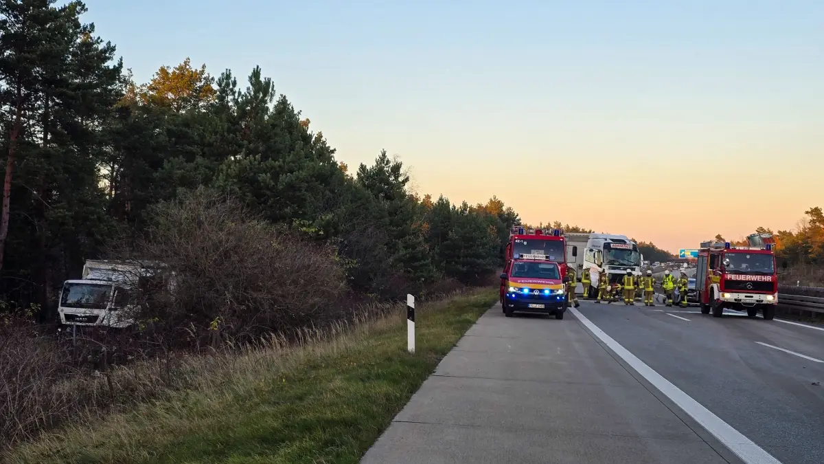 Unfall auf der A13: Lkw rast bei Schwarzheide in Stauende - Hergang jetzt ...