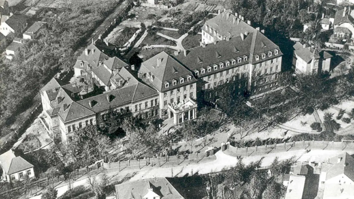 Im Jahr 1924 erhält das Senftenberger Krankenhaus sein bis heute erhaltenes Gesicht mit Klinikerfassade. Der ursprüngliche Bau ganz links außen ist bis heute erhalten.