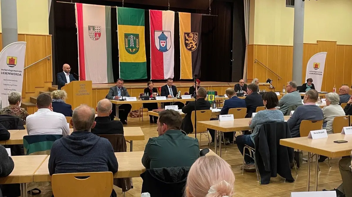 In gemeinsamer Sitzung haben die Stadtverordneten aus Bad Liebenwerda, Falkenberg, Uebigau-Wahrenbrück und Mühlberg zur Zukunft der Verbandsgemeinde beraten. Mit Spannung erwartet: der Auftritt des Innenministers.