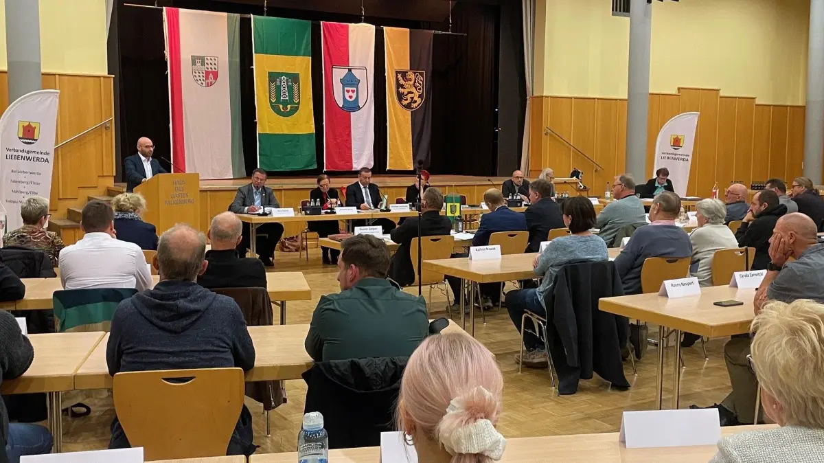 In gemeinsamer Sitzung haben die Stadtverordneten aus Bad Liebenwerda, Falkenberg, Uebigau-Wahrenbrück und Mühlberg zur Zukunft der Verbandsgemeinde beraten. Mit Spannung erwartet: der Auftritt des Innenministers.