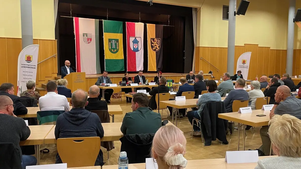 In gemeinsamer Sitzung haben die Stadtverordneten aus Bad Liebenwerda, Falkenberg, Uebigau-Wahrenbrück und Mühlberg zur Zukunft der Verbandsgemeinde beraten. Mit Spannung erwartet: der Auftritt des Innenministers.