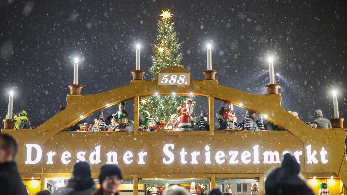 Tausende Menschen besuchen den Striezelmarkt auf dem Altmarkt. Am Vormittag war es in der benachbarten Altmarkt-Galerie zu einer Geiselnahme gekommen. +++ dpa-Bildfunk +++