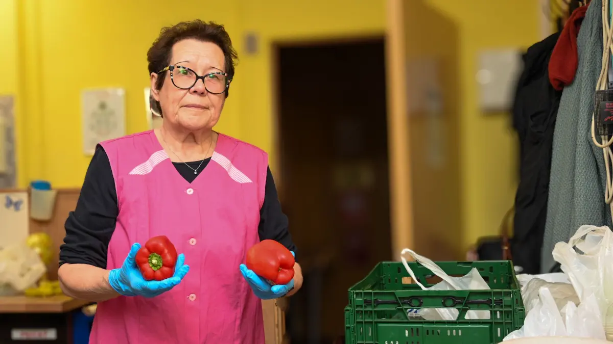 Karin Hänel ist gelernte Verkäuferin. Damit kann die 70-Jährige an vielen Stellen in der Tafel ihre Kenntnisse einbringen. Sie selbst sucht nach dem Umzug von Krauschwitz an Weißwasser eine Aufgabe und Kontakt zu Menschen.