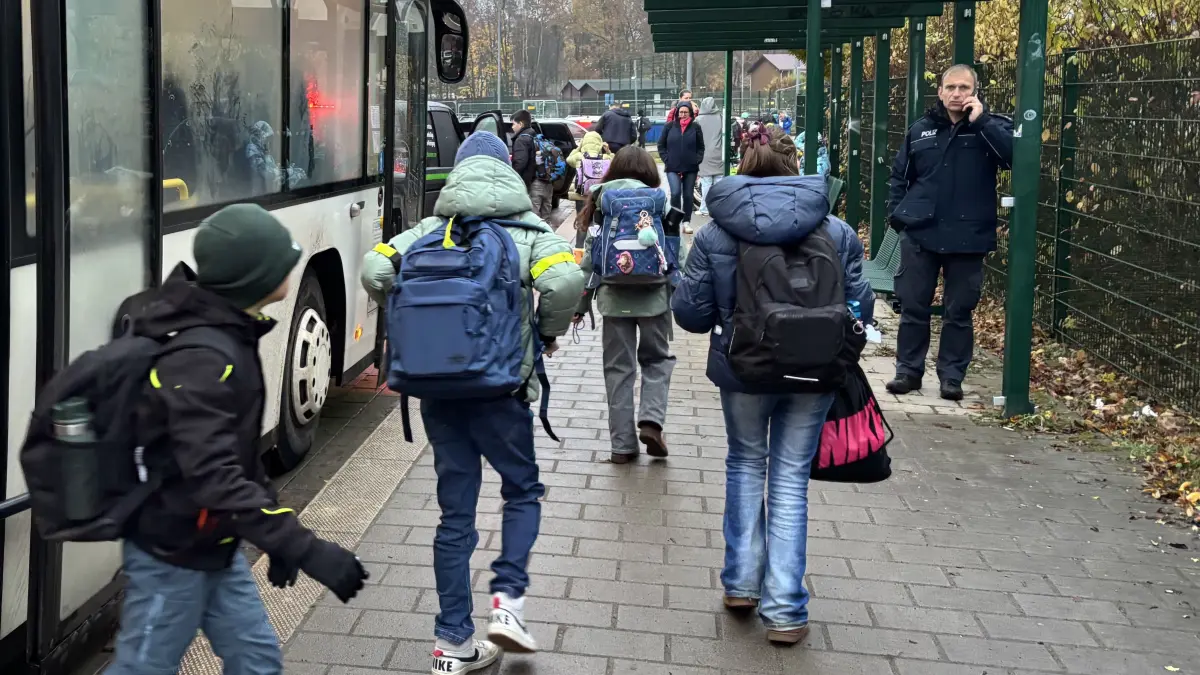 Jetzt wird es eng. Hat sich der Bus hinter der Schlange der Elterntaxis mühsam bis an die Haltestelle gekämpft, muss er danach wieder warten, bis die Eltern ihre Kinder aus den Autos ausgeladen haben.