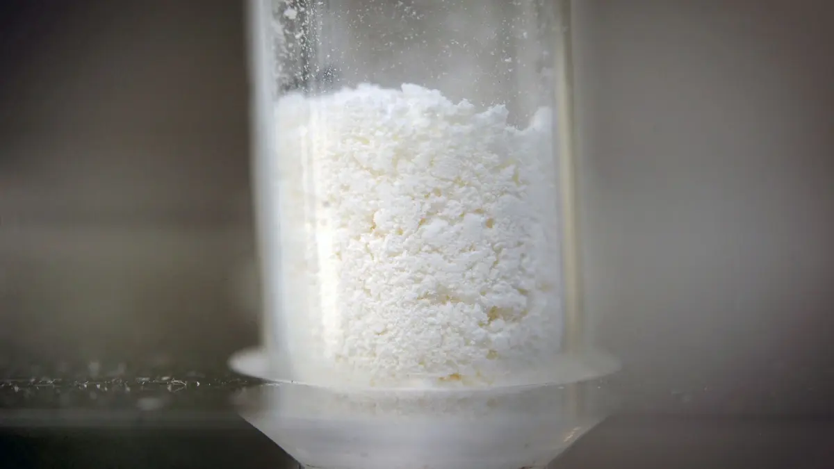 Amphetamine: ARCHIV - 26.07.2012, Rheinland-Pfalz, Mainz: Eine Probe mit Amphetamin steht auf einem Labortisch. (zu dpa: «Großes Drogenlabor von niederländischer Bande ausgehoben») Foto: Fredrik von Erichsen/dpa +++ dpa-Bildfunk +++