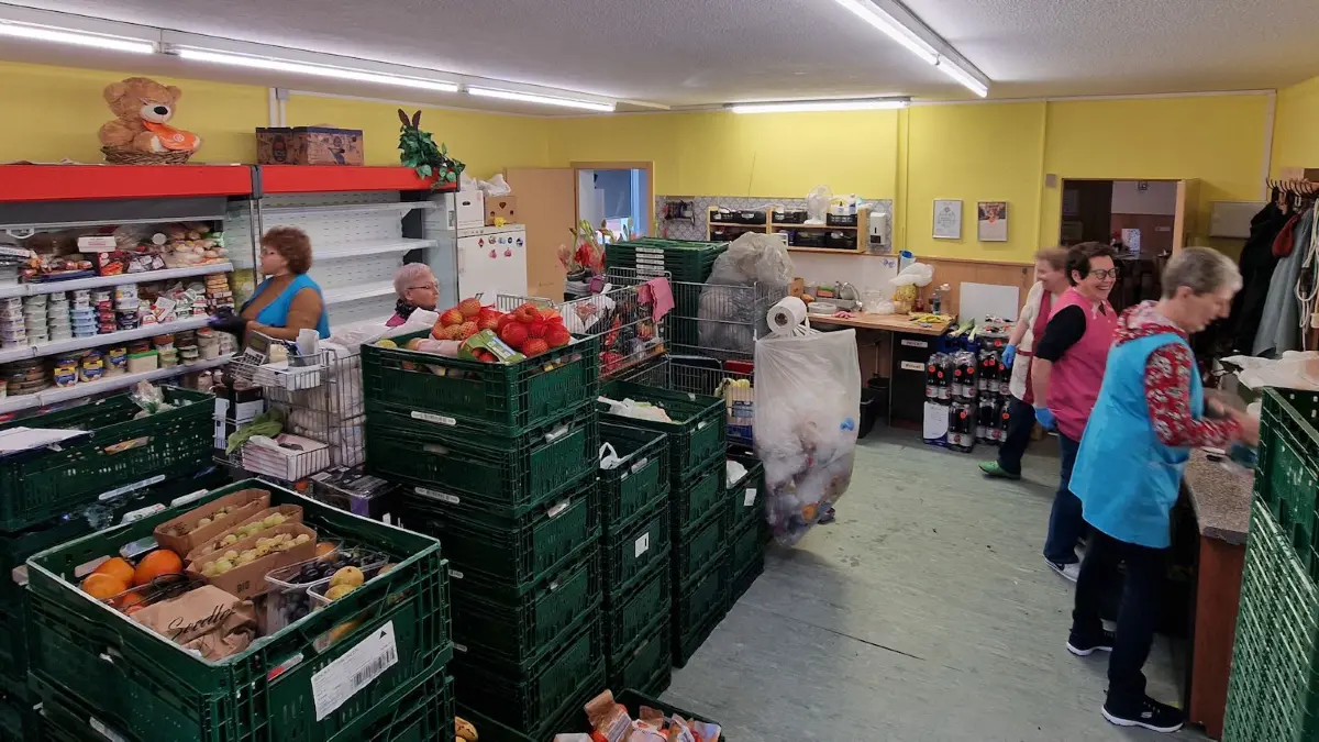Viele fleißige Helfer sind gefragt, damit die Tafel in Weißwasser zweimal in der Woche Essen an Einwohner ausgeben kann, die darauf angewiesen sind. Der Arbeitsaufwand dafür ist aber groß.