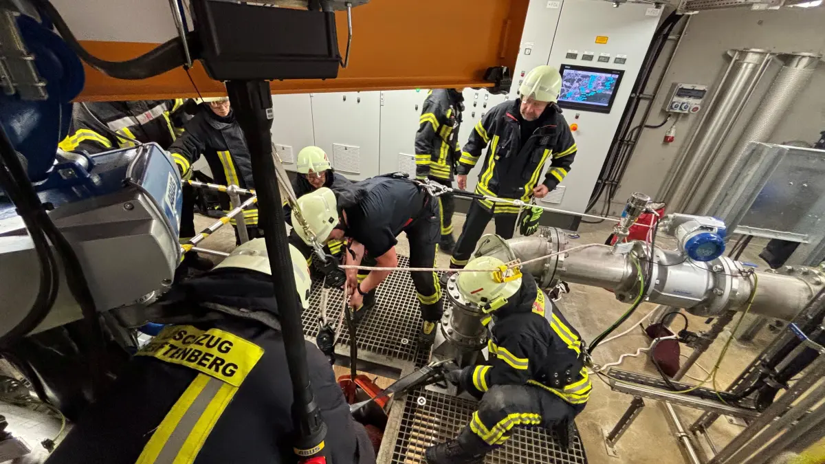Freiwillige Feuerwehr-Kameraden vom Löschzug Senftenberg sind unter der Erde – am Horizontalbrunnen 7 – im Einsatz.