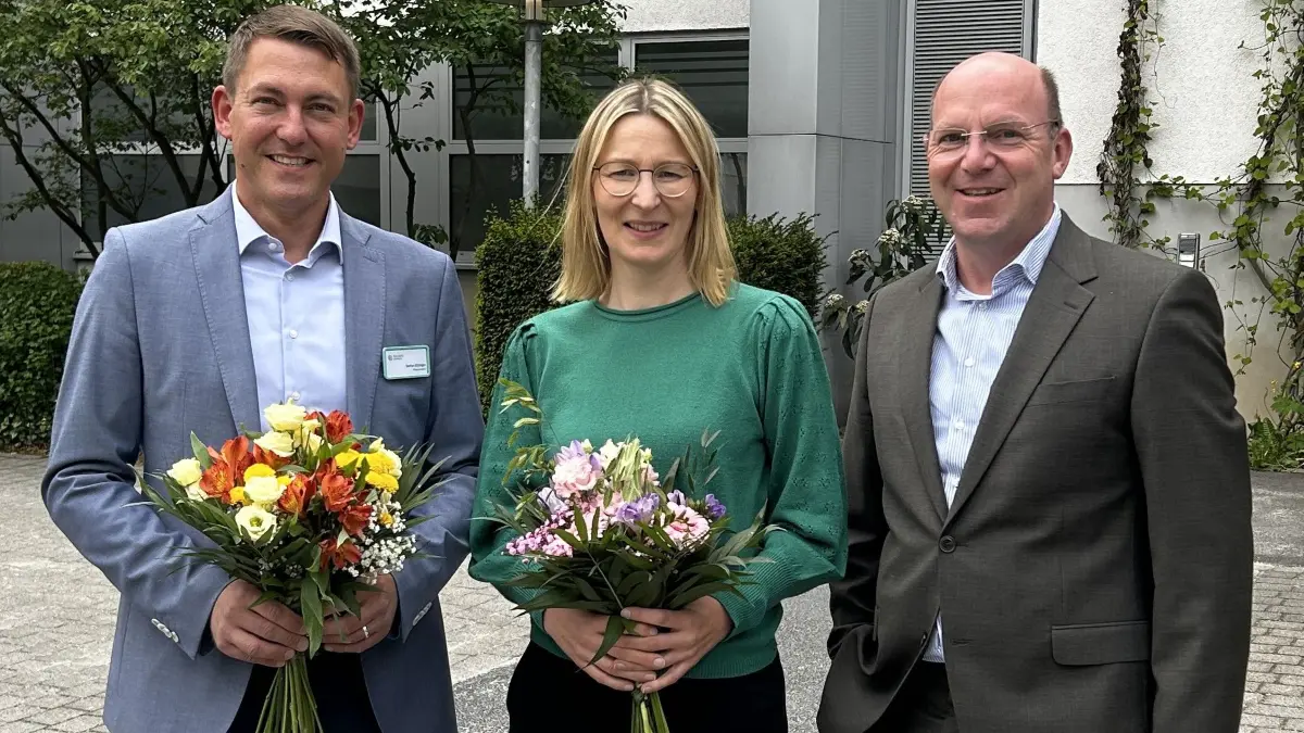 Auf dem Weg hin zu einem Zentralkrankenhaus in Elbe-Elster will die Klinikleitung, hier Klinik-Geschäftsführer Michael Winkler (r.), Verwaltungsdirektorin Andrea Schlechter und Pflegedirektor Stefan Gütinger - auch die Belegschaft regelmäßig über den aktuellen Arbeitsstand informieren. So reagiert die Chefetage heute auf Vorwürfe der "Klinikretter".