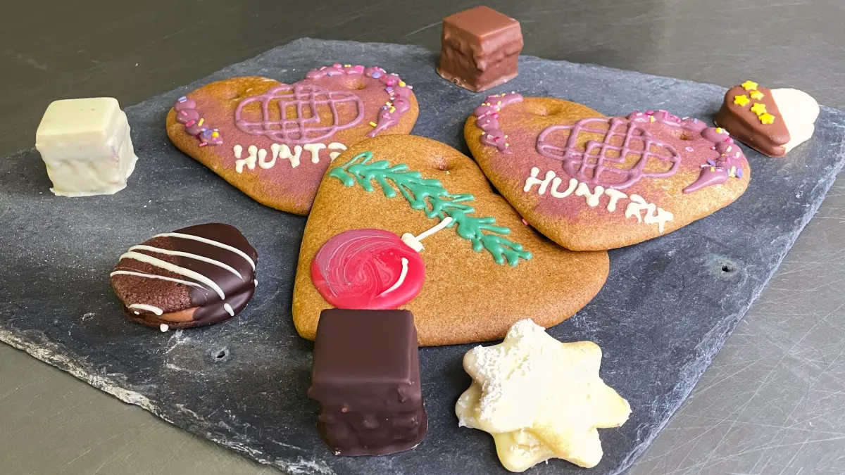 Schieferplatte mit Lebkuchenherzen, Dominosteinen und anderen Plätzen in der Konditorei Zuckerstübchen in Kasel-Golzig am 11.11.2025.