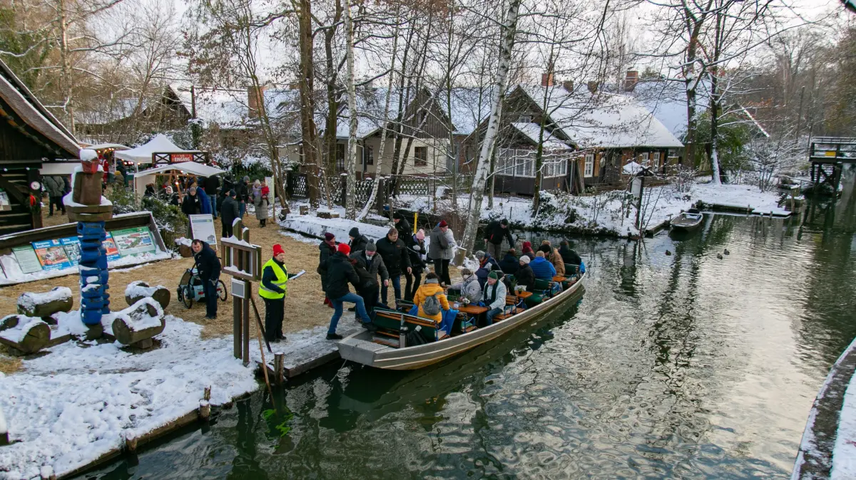 Besucher des Weihnachtsmarktes in Lehde treffen mit dem Kahn ein. Von der Anlegestelle sind es nur wenige Meter bis zum Museumseingang.