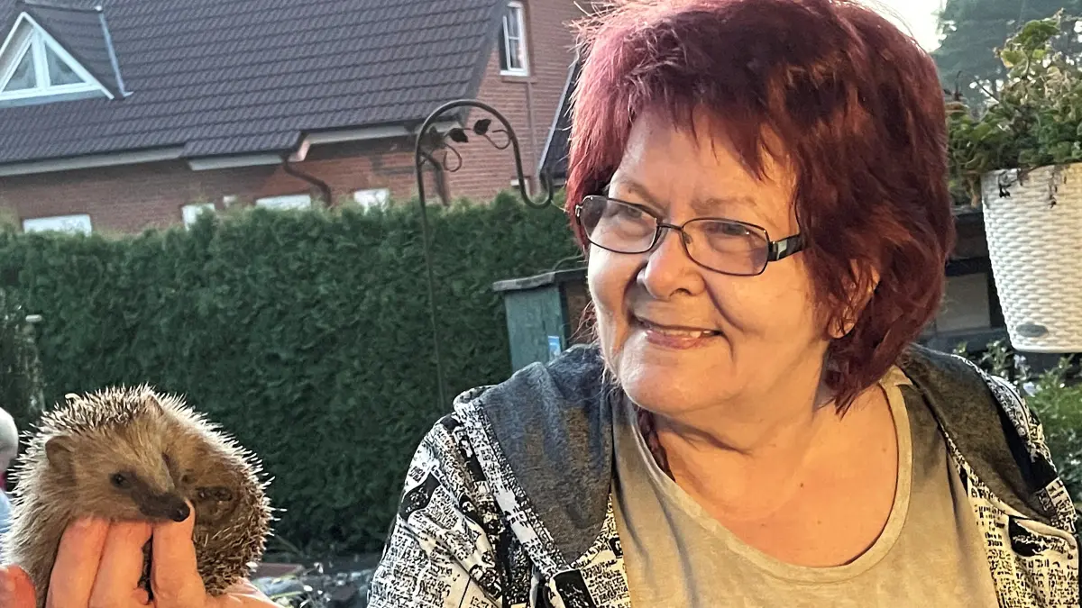 Marlies Krannich aus Hoyerswerda mit einem ihrer stachligen Schützlinge.