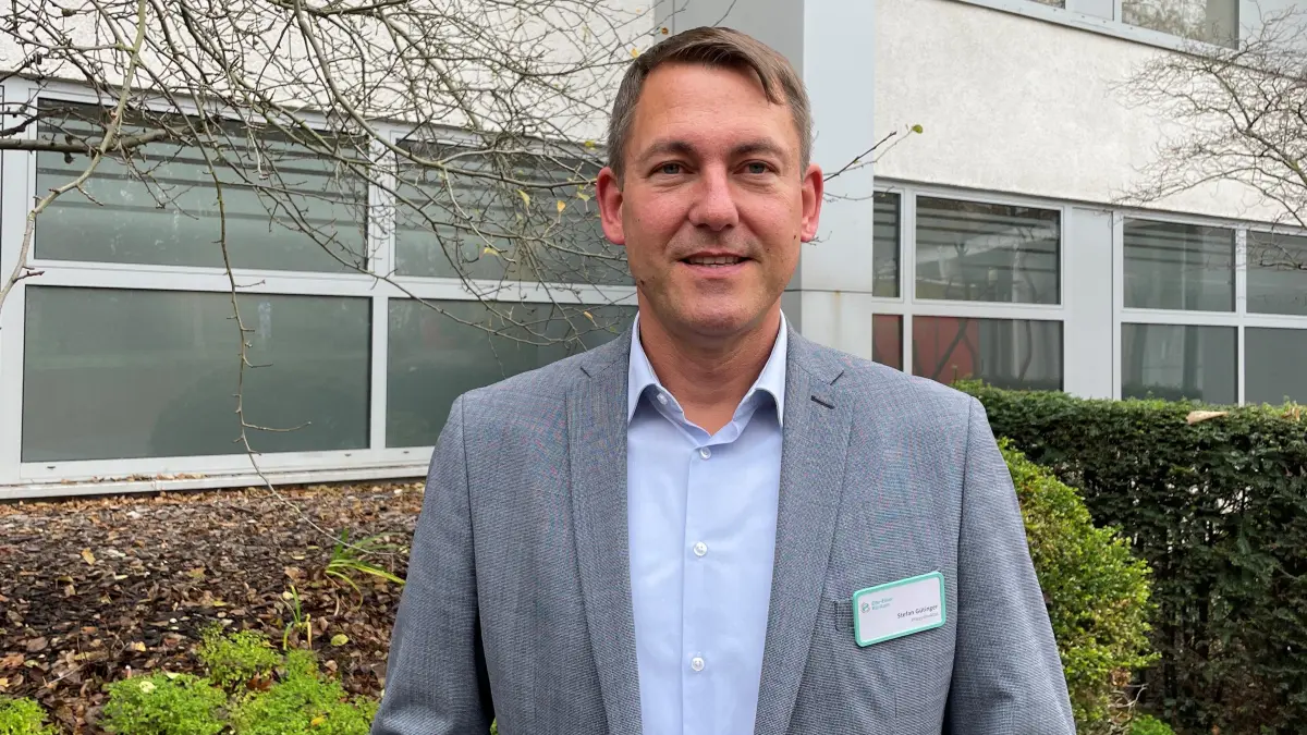 Stefan Gütinger ist seit 1. Mai 2025 der Pflegedirektor im Elbe-Elster-Klinikum und verantwortlich für etwa 500 Mitarbeiter.