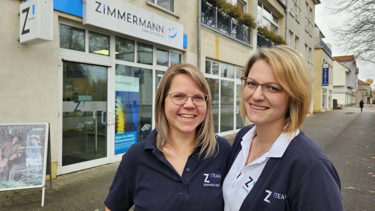 Jennifer Rost (li.) und Janina Michalk, Mitarbeiterinnen im Sanitätshaus Zimmermann in der Bahnhofstraße in Senftenberg, blicken dem Umzug in die neuen, modernen Räume in der Bahnhofsstraße 48 mit Vorfreude entgegen.