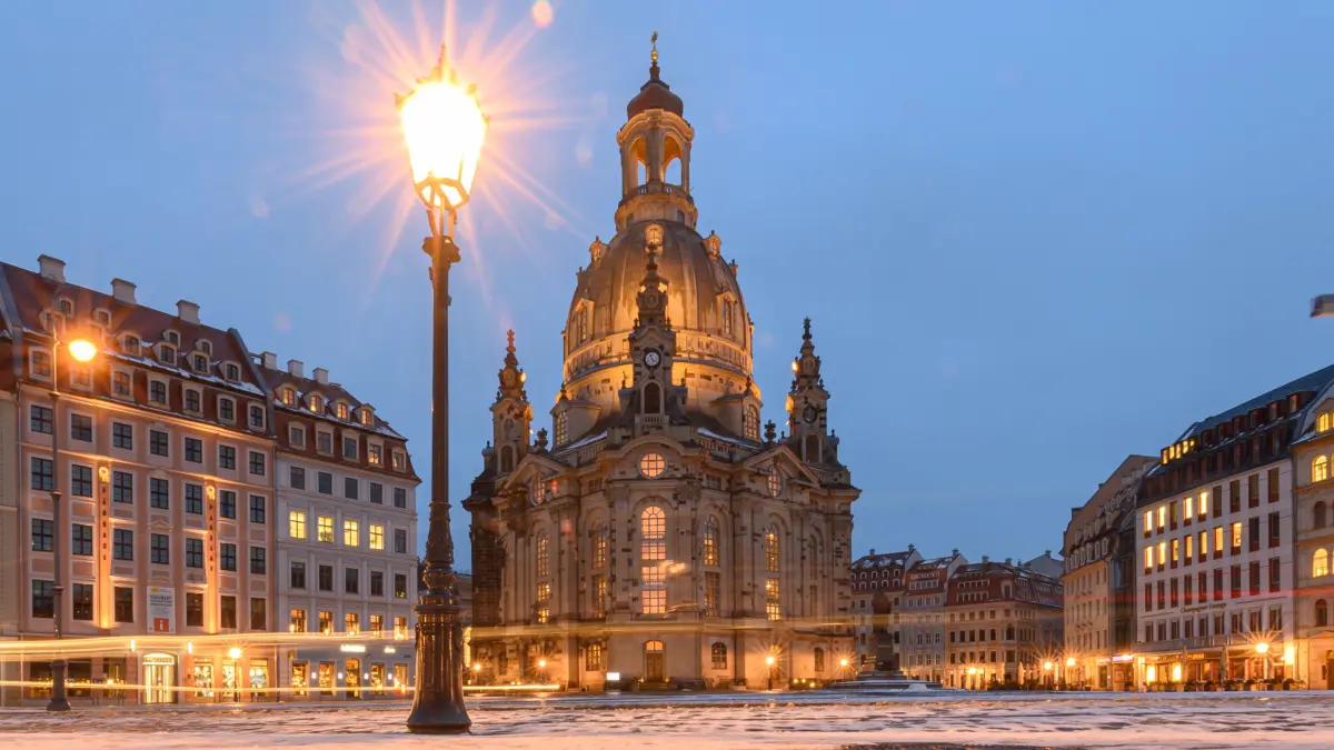 Schnee liegt am Abend auf dem Neumarkt vor der Frauenkirche. +++ dpa-Bildfunk +++