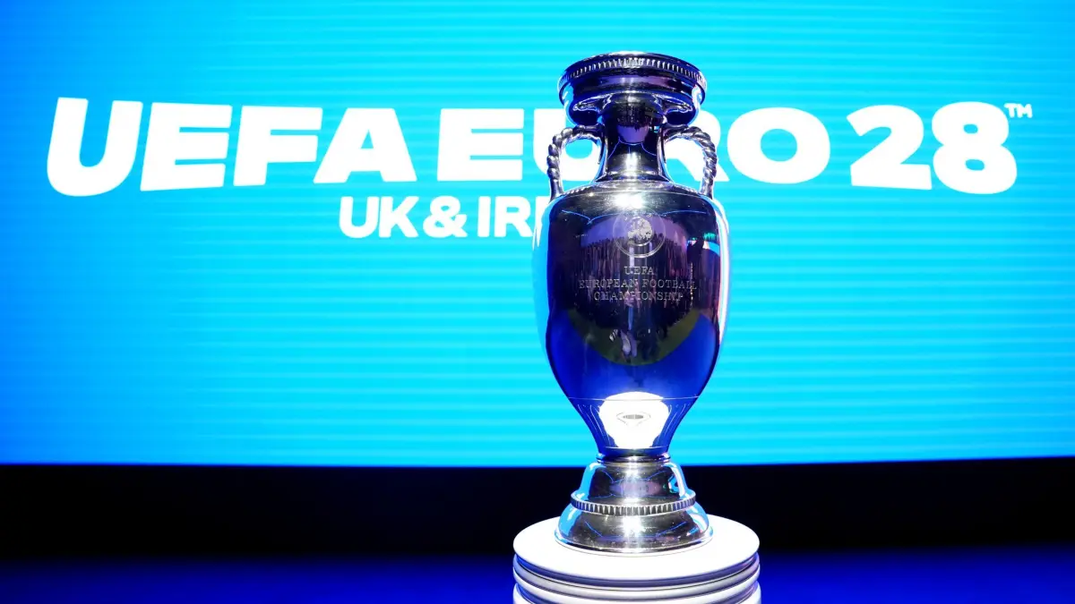 Vor der Fußball-EM 2028: 12.11.2025, Großbritannien, London: Ein Blick auf die EURO-Trophäe: Der Henri-Delaunay-Pokal, vor dem Start der UEFA EURO 2028 im Below The Lights, Piccadilly Circus, London. Die UEFA EURO 2028 wird in Großbritannien und der Republik Irland stattfinden. Foto: James Manning/PA Wire/dpa +++ dpa-Bildfunk +++