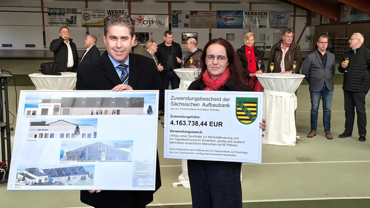 Staatssekretärin Dagmar Neukirch und Geschäftsführer Robert Rys präsentieren in Hoyerswerda den Förderscheck für die Lausitzer Werkstätten gGmbH.