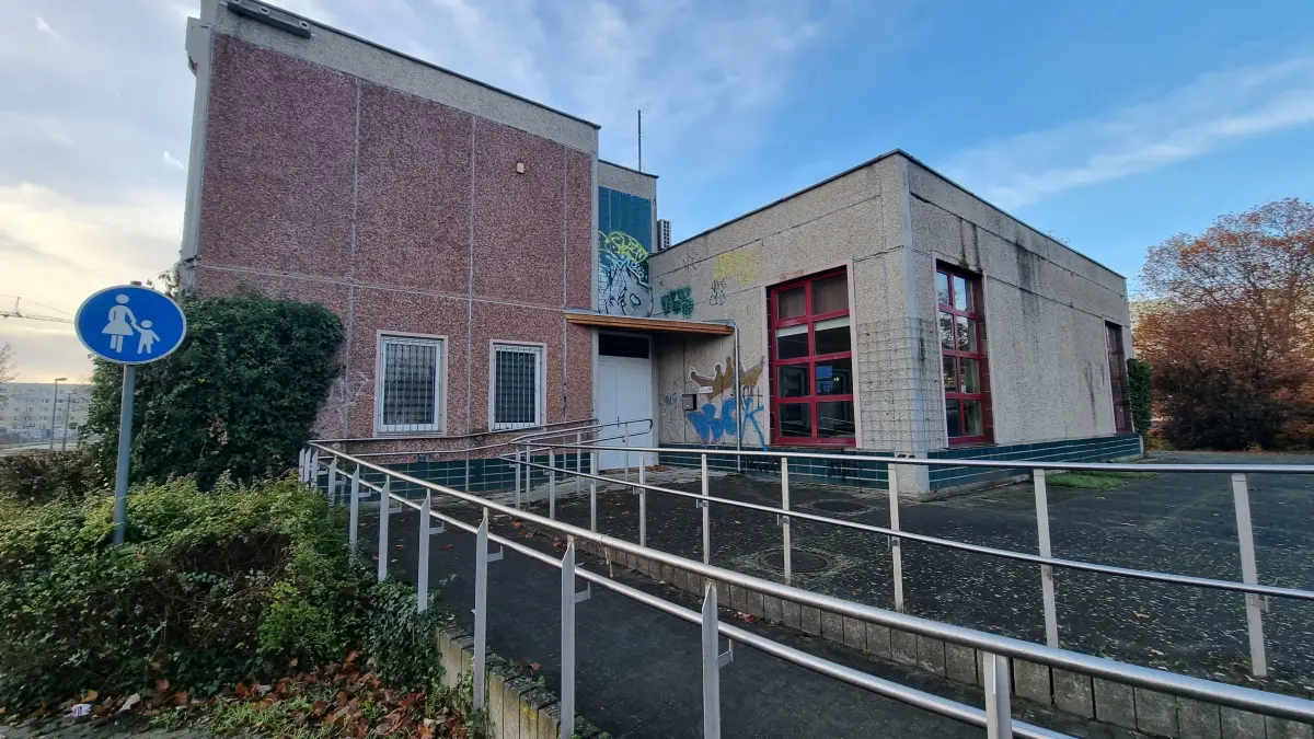 Versprüht den Charme unsanierter DDR-Architektur. Freizeitladen in der Neustadt von Lübbenau.