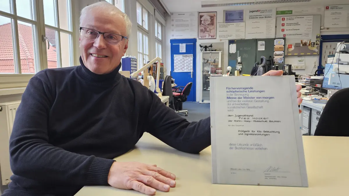 Fred Hocker (65) - hier im Jugend-forscht-Zentrum in Lauchhammer - mit der Urkunde, die er selbst einst mit 15 Jahren für die Erfindung eines neuartigen Prüfgerätes für Kfz-Anlagen erhielt.