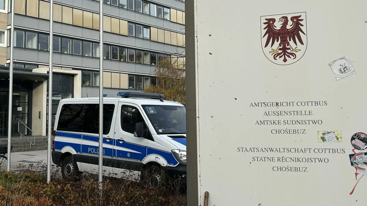 Die Verhandlung am Amtsgericht in Cottbus wird von der Polizei begleitet. Angeklagt sind vier Fans des FC Energie Cottbus wegen des Vorwurfs des Landfriedensbruchs.