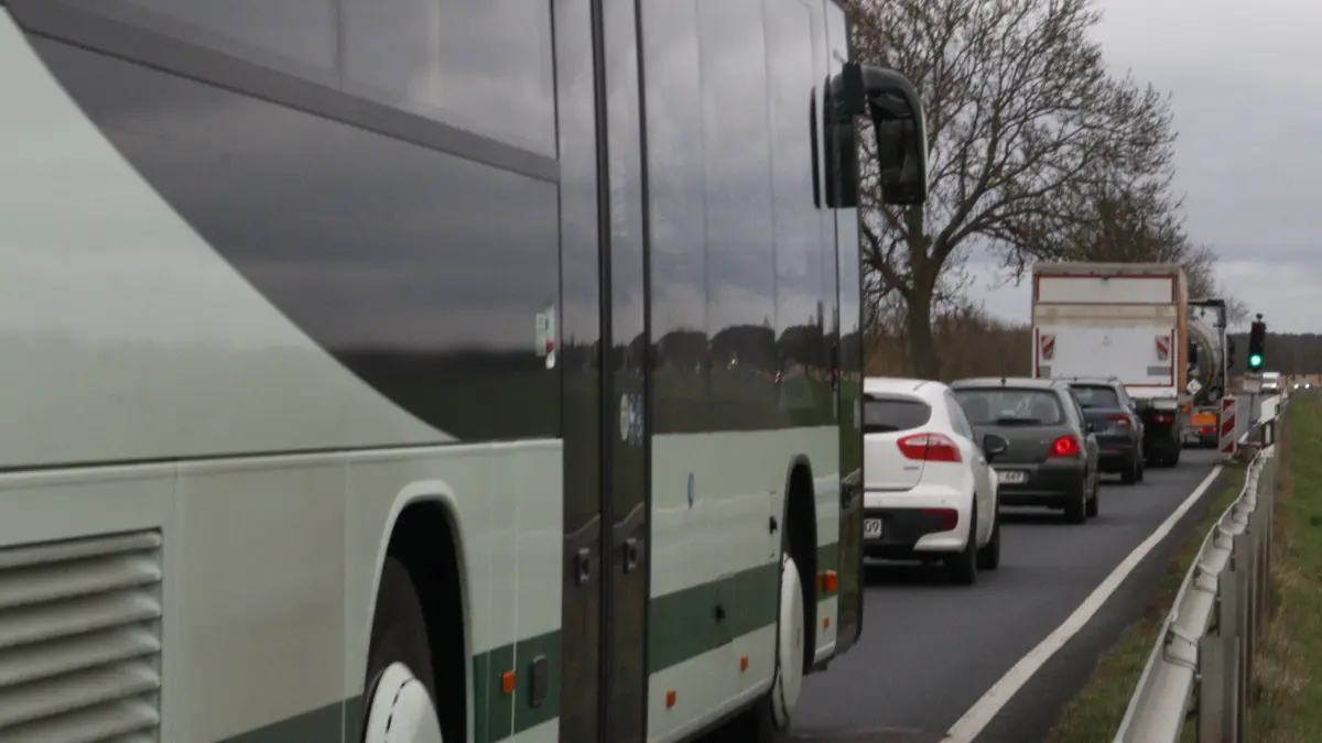 Verkehrschaos auf der B87 – und der Ausbau bleibt aus. Die Straße zeigt, was Politik zu lange ignoriert.