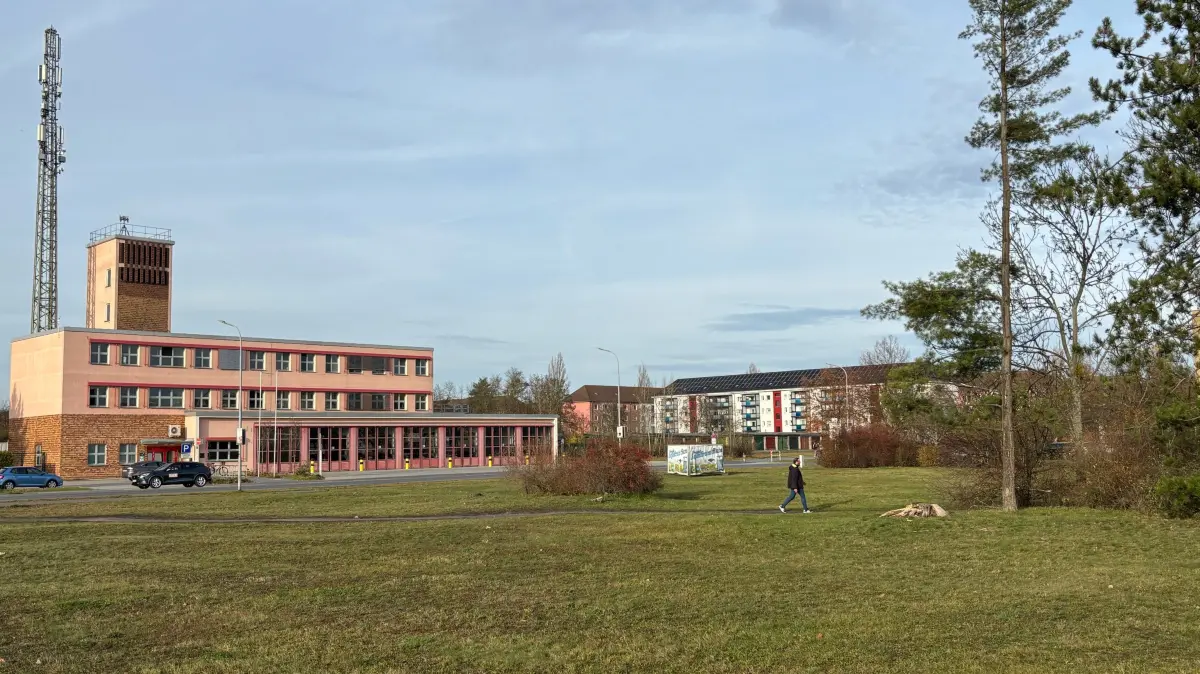 Auf diesem Areal gegenüber der Senftenberger Feuerwache soll die Jugendfreizeitfläche entstehen. Die endgültige Entscheidung über das Vorhaben treffen die Stadtverordneten.