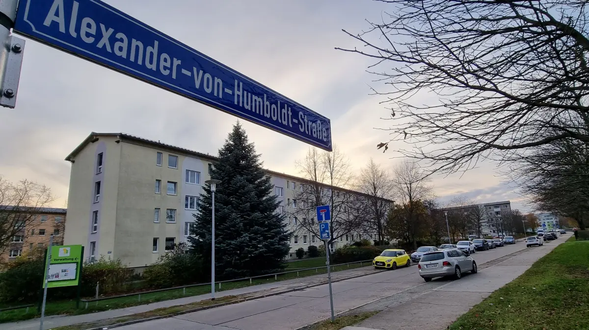 Tatort Neustadt von Lübbenau. In der Alexander-von-Humboldt-Straße gerieten Radfahrer und Autofahrer aneinander.