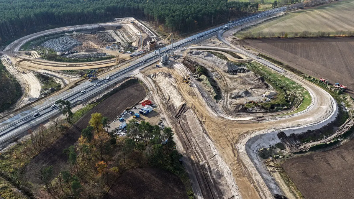 Luft Baustellenreport November 2025 : Luftaufnahme vom 13. November 2025
Baustellenreport November 2025
Luftaufnahme von den aktuellen Bauarbeiten Ortsumfahrung Cottbus - neue Autobahnauffahrt/neue B97
