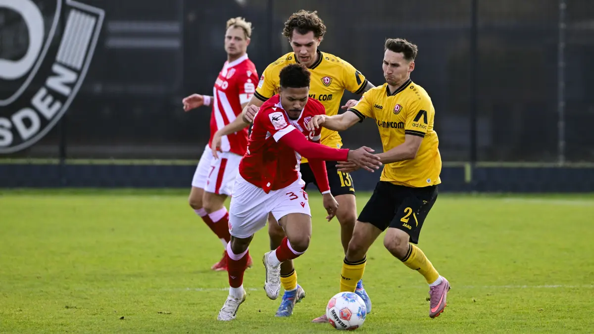 Justin Butler (von) und Timmy Thiele gehörten zu den wenigen erfahrenen Profis im Kader von Energie Cottbus im Testspiel bei Dynamo Dresden. Beide sollen auch am Samstag in Babelsberg dabei sein.