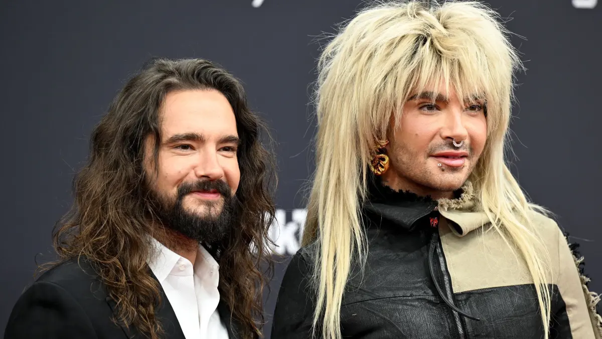 Bambi-Verleihung 2025: 13.11.2025, Bayern, Grünwald: Tom Kaulitz (l) und sein Zwillingsbruder Bill Kaulitz kommen zur 77. Bambi-Verleihung in den Bavaria Filmstudios über den roten Teppich. Foto: Felix Hörhager/dpa +++ dpa-Bildfunk +++