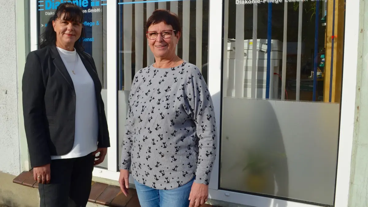 Constanze Rademacher (links) ist die neue Leiterin der Diakonie-Pflege in Lübben. Sie hat den Stab von Marion Graßmann (rechts) übernommen, die nach 35 Jahren in den Ruhestand geht.