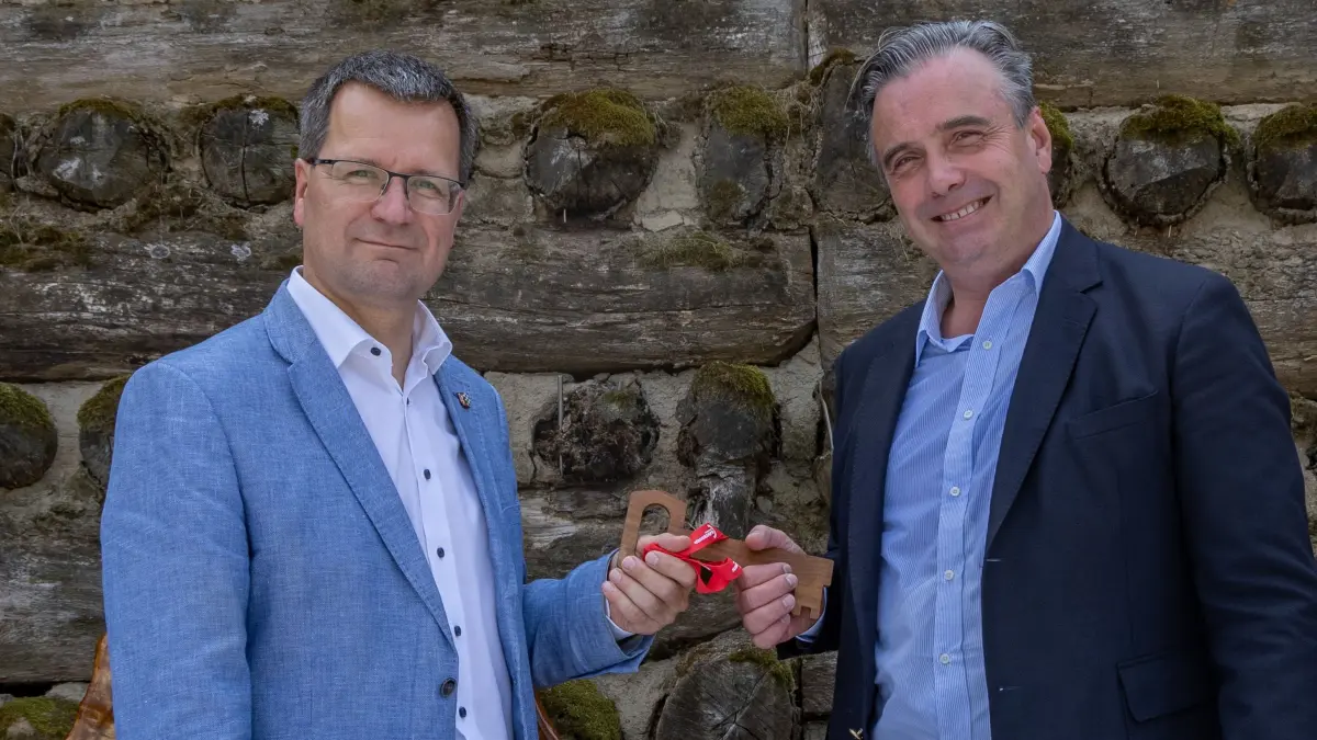 im August 2024 übergibt Bürgermeister Bengt Kanzler (links) den Schlüssel zur Slawenburg an Betreiber David Chmelik.