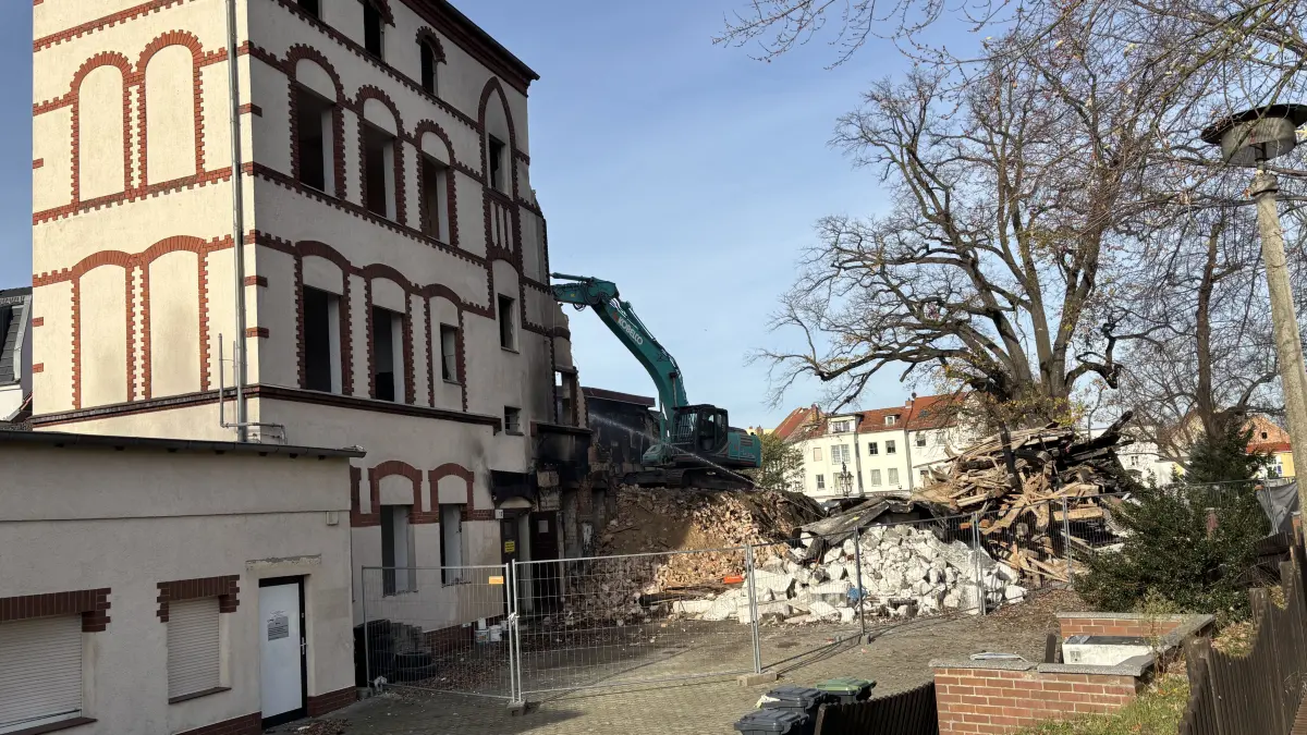 Nach dem verheerenden Brand in der Gubener Innenstadt werden jetzt die Gebäude abgerissen. Der Eigentümer will die Fläche wieder bebauen.