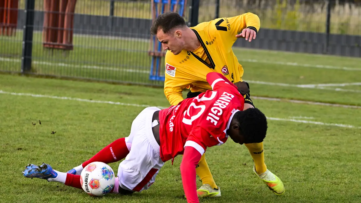 Intensives Duell zwischen Dynamo Dresden und Energie Cottbus. Gegen die Zweitliga-Profis der SGD mussten die vielen jungen Spieler aufseiten des FCE in schwierigen Situationen bestehen.