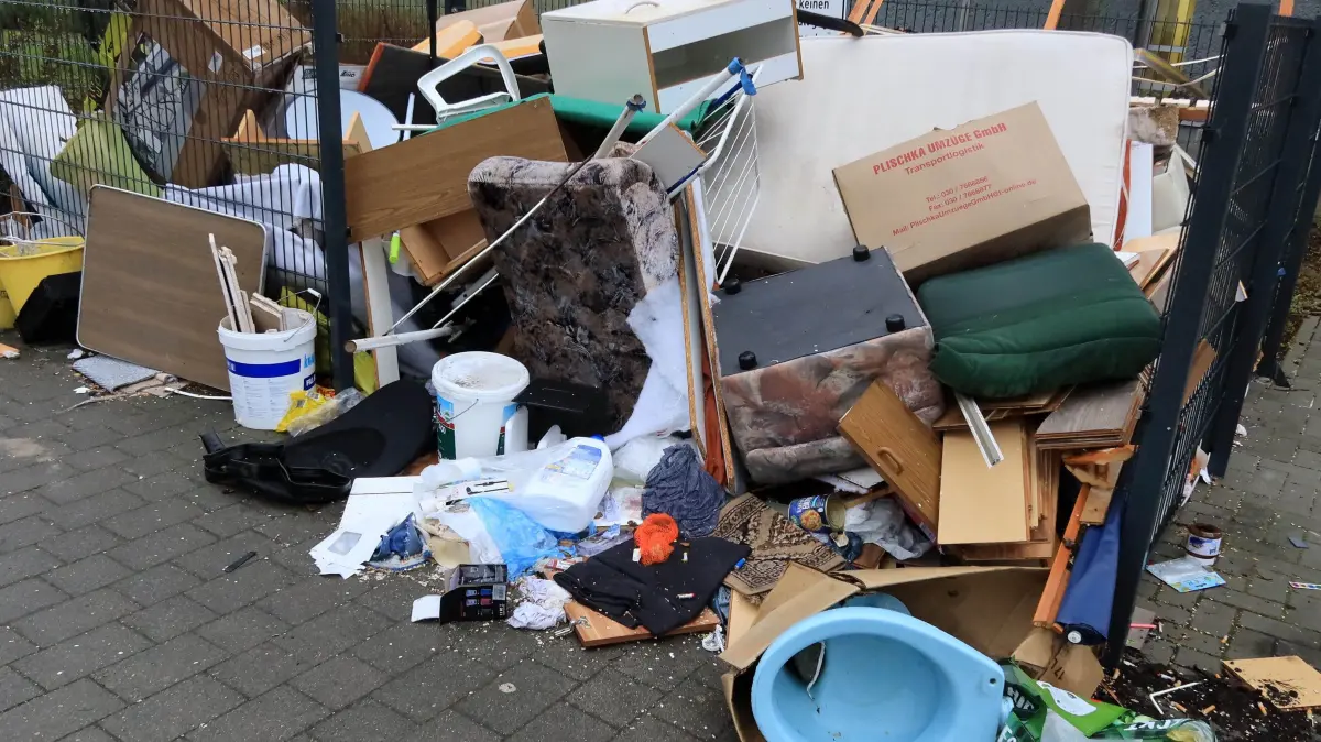 Sperrmüll in Cottbus: Erhöhtes Sperrmüllaufkommen in der Stadt Cottbus
Geraer/Schweriner Strasse in Ströbitz