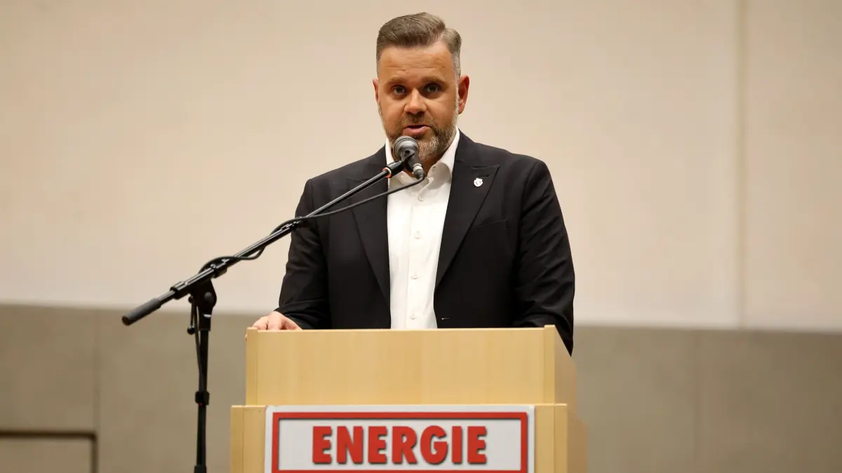 Fussball 3. Liga 2025/2026 FC Energie Cottbus Ordentliche Mitgliederversammlung: FCE-Präsident Sebastian Lemke spricht auf der Mitgliederversammlung des FC Energie Cottbus.