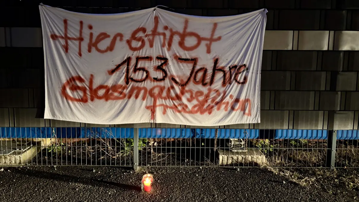 Als Mitte Oktober die Glaswanne des Glaswerkes Bernsdorf abgelassen wurde, sind auch über 150 Jahre Glasmachertradition in der Stadt zu Grabe getragen worden.
