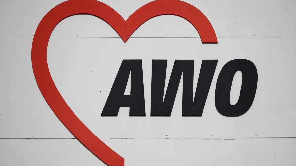 Arbeiterwohlfahrt: ARCHIV - 13.03.2024, Sachsen, Hoyerswerda: Das Logo der AWO, ein Wohlfahrtsverband in allen Bereichen sozialer Dienste, ist auf einem Schild zu sehen. (Symbolbild) (zu dpa: «Arbeiterwohlfahrt lädt in Erfurt zur Bundeskonferenz») Foto: Robert Michael/dpa +++ dpa-Bildfunk +++