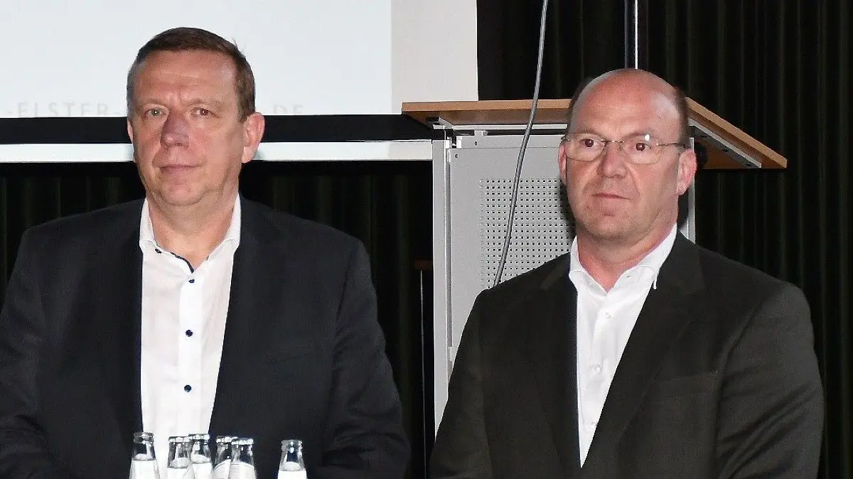 Die Initiative Klinikrettung hat eine Anzeige gegen Landrat Christian Jaschinski (l.) gestellt. Er soll dem vorherigen Geschäftsführer des Elbe-Elster-Klinikums und dem jetzigen Michael Winkler (r.) ohne Aufsichtsratsbeschluss höhere Gehälter verschafft haben. Stimmt das? (Archiv)