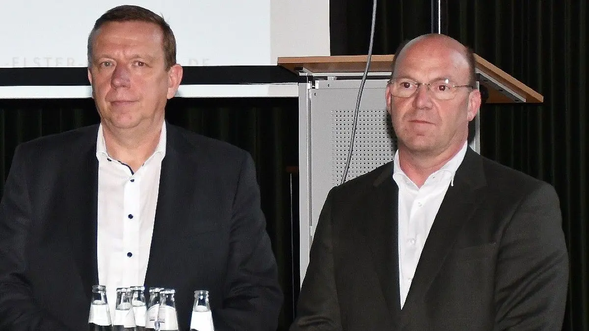 Die Initiative Klinikrettung hat eine Anzeige gegen Landrat Christian Jaschinski (l.) gestellt. Er soll dem vorherigen Geschäftsführer des Elbe-Elster-Klinikums und dem jetzigen Michael Winkler (r.) ohne Aufsichtsratsbeschluss höhere Gehälter verschafft haben. Stimmt das? (Archiv)