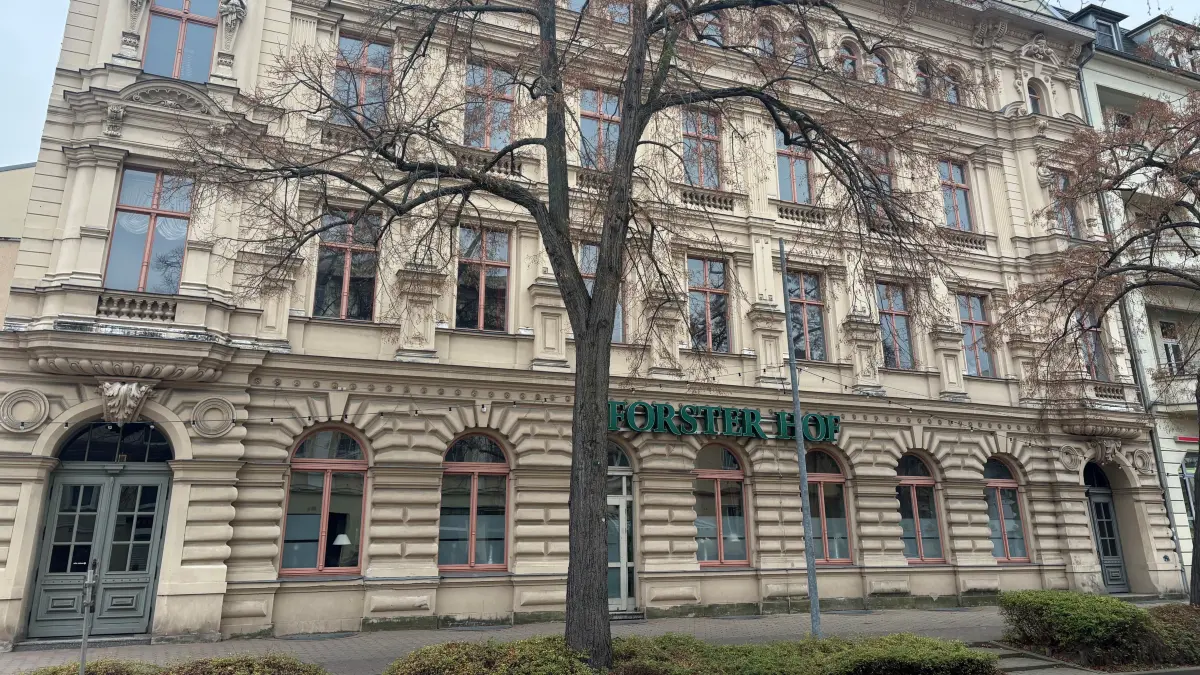 Unter anderem der prächtige „Forster Hof“ steht aktuell zum Verkauf in Forst (Lausitz).