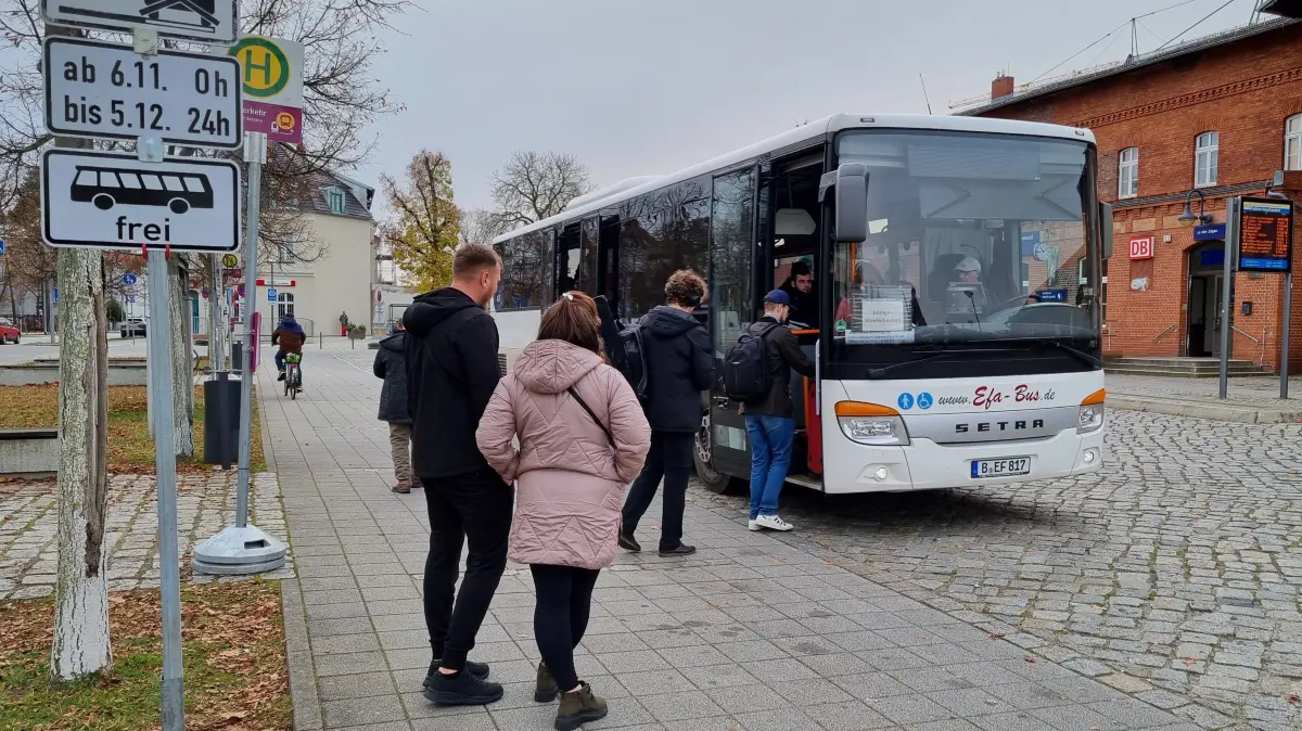 Ein Bus im Schienenersatzverkehr am Bahnhofsvorplatz in Lübben.