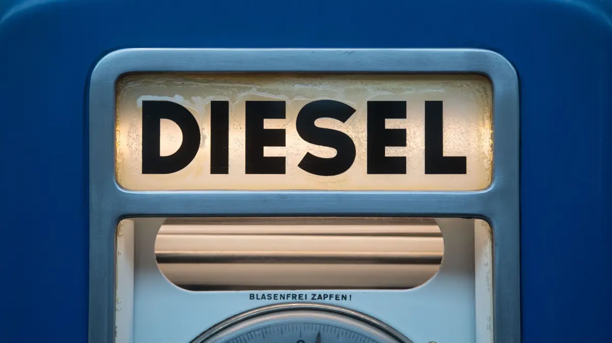 Tanken ist in Brandenburg, Mecklenburg-Vorpommern, Sachsen und Sachsen-Anhalt regelmäßig teurer, als im übrigens Bundesgebiet. Das Bundeskartellamt hat nun Vermutungen vorgelegt, woran das liegen könnte.
