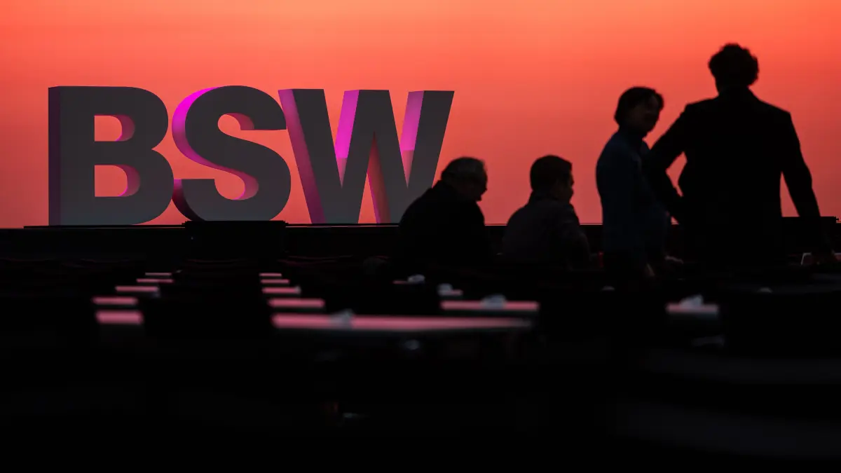 Teilnehmer stehen vor einem BSW Schriftzug. Auf dem Parteitag will das BSW unter anderem das Wahlprogramm beschließen. +++ dpa-Bildfunk +++
