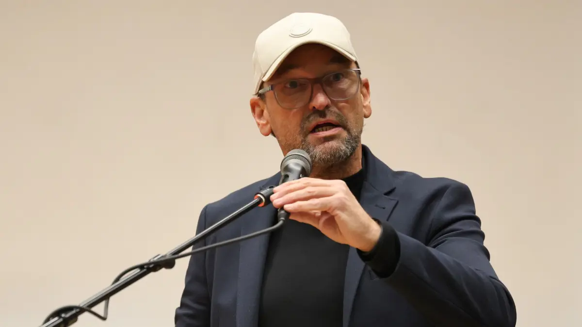 Fussball 3. Liga 2025/2026 FC Energie Cottbus Ordentliche Mitgliederversammlung: Trainer Claus-Dieter Wollitz (Energie Cottbus)