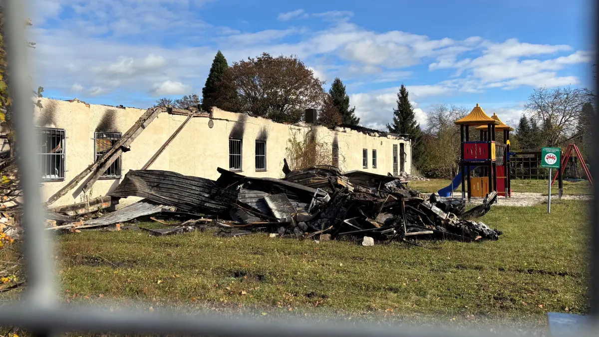 Der Spielplatz in Freienhufen ist Anfang Oktober gesperrt. Damals hatte ein Feuer den Fitnessclub 247 in Freienhufen völlig zerstört. Zur Brandbekämpfung ist das Blechdach vom Gebäude entfernt worden. Diese Hinterlassenschaften liegen mit Mauerteilen noch immer auf dem angrenzen Spielplatz.
