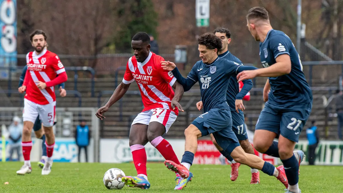 VF Landespokal Babelsberg 03 - Energie Cottbus 2025/26: Fussball, Herren, Saison 2025/2026, Landespokal Brandenburg (Viertelfinale), SV Babelsberg 03 - FC Energie Cottbus, v.l. Merveille Biankadi (Energie Cottbus), Maurice Covic (Babelsberg), Gordon Büch (Babelsberg), 15.11. 2025, Foto: Sebastian Räppold / Matthias Koch