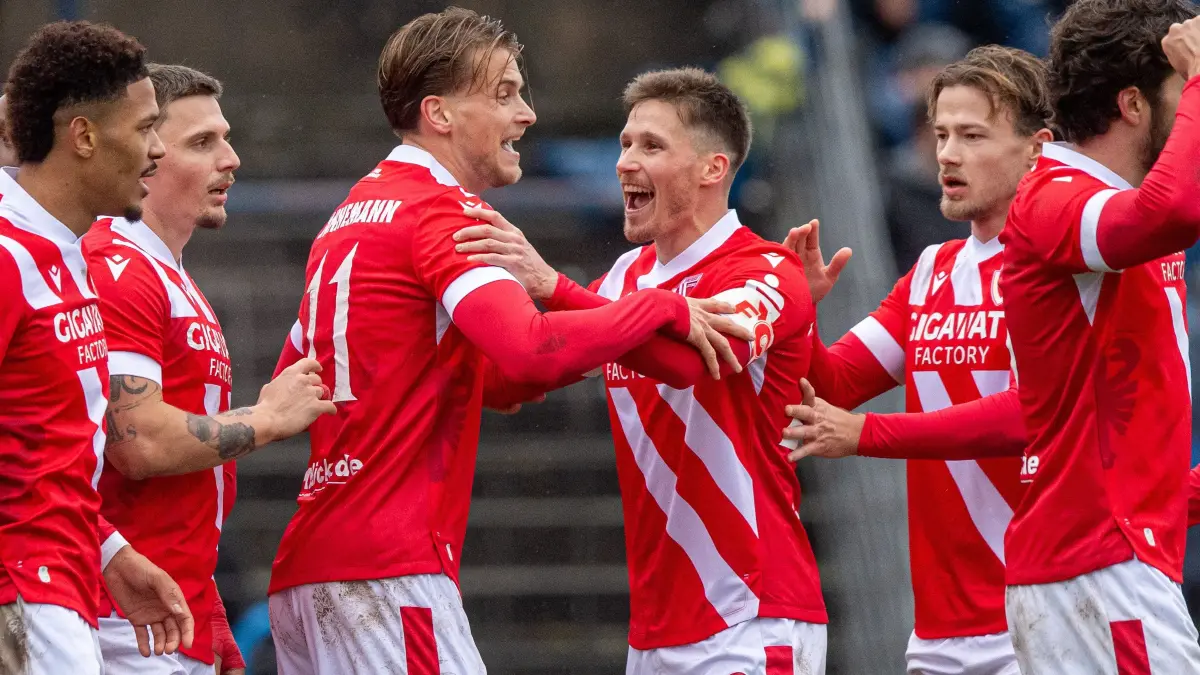 VF Landespokal Babelsberg 03 - Energie Cottbus 2025/26: Fussball, Herren, Saison 2025/2026, Landespokal Brandenburg (Viertelfinale), SV Babelsberg 03 - FC Energie Cottbus, v.l. Justin Butler (Energie Cottbus), Erik Engelhardt (Energie Cottbus), Moritz Hannemann (Energie Cottbus), Axel Borgmann (Energie Cottbus), Henry Rorig (Energie Cottbus), Dominik Pelivan (Energie Cottbus), Jubel nach Tor zum 2:4, 15.11. 2025, Foto: Sebastian Räppold / Matthias Koch