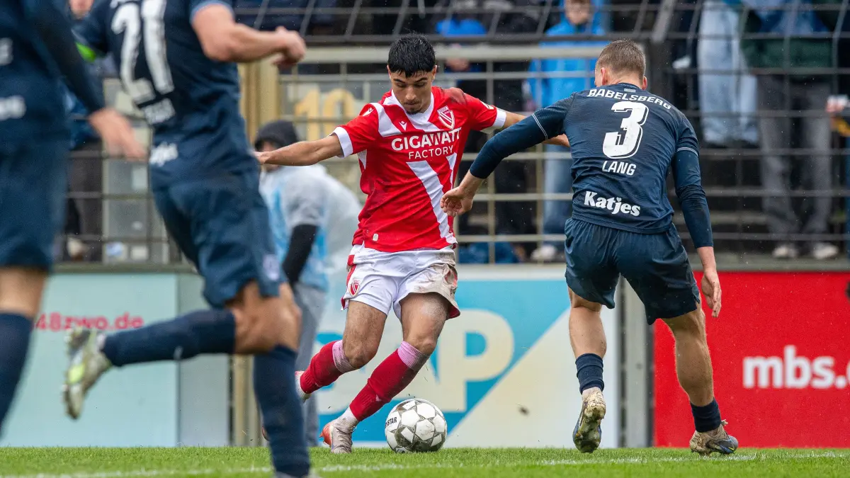 VF Landespokal Babelsberg 03 - Energie Cottbus 2025/26: Fussball, Herren, Saison 2025/2026, Landespokal Brandenburg (Viertelfinale), SV Babelsberg 03 - FC Energie Cottbus, v.l. Philipp Zeiger (Babelsberg), Can Moustfa (Energie Cottbus), Jannis Lang (Babelsberg), 15.11. 2025, Foto: Sebastian Räppold / Matthias Koch