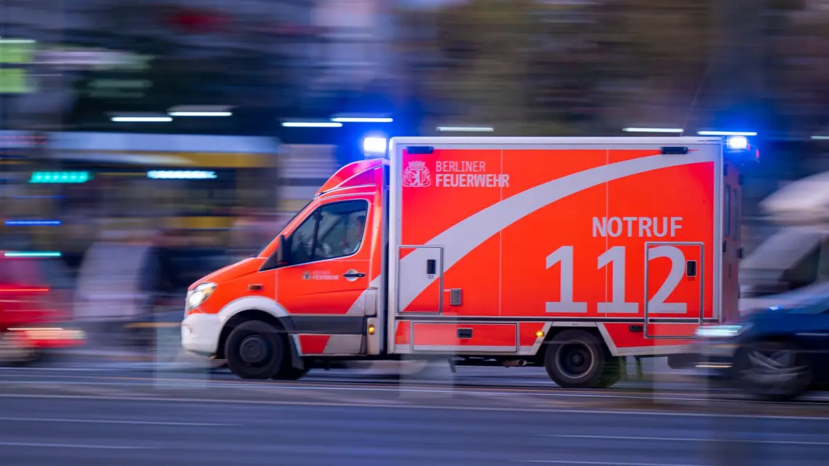 Rettungswagen in Berlin: ARCHIV - 11.11.2022, Berlin: Ein Rettungswagen fährt mit Blaulicht zu einem Einsatz in Berlin. (zu dpa: «Auto fährt Fußgänger an - schwer verletzt») Foto: Monika Skolimowska/dpa/dpa-tmn +++ dpa-Bildfunk +++