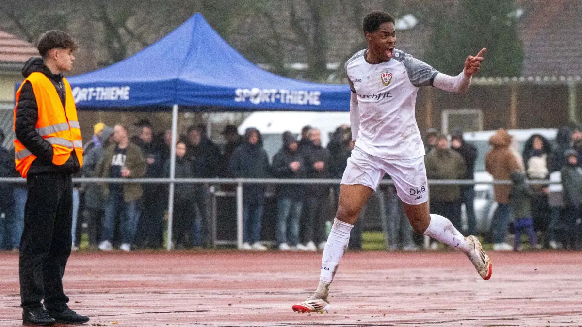 Berliner Landespokal 2025/26 (AF), Eint. Mahlsdorf - BFC Dynamo 2025/26: Fußball, Herren, Saison 2025/26, COSY-WASCH Landespokal Berlin (Achtelfinale), BSV Eintracht Mahlsdorf - BFC Dynamo (1:2 n. V.), Brandon Happi Monthe (BFC Dynamo), Jubel nach Tor zum 1:2, 16.11. 2025, Foto: Matthias Koch